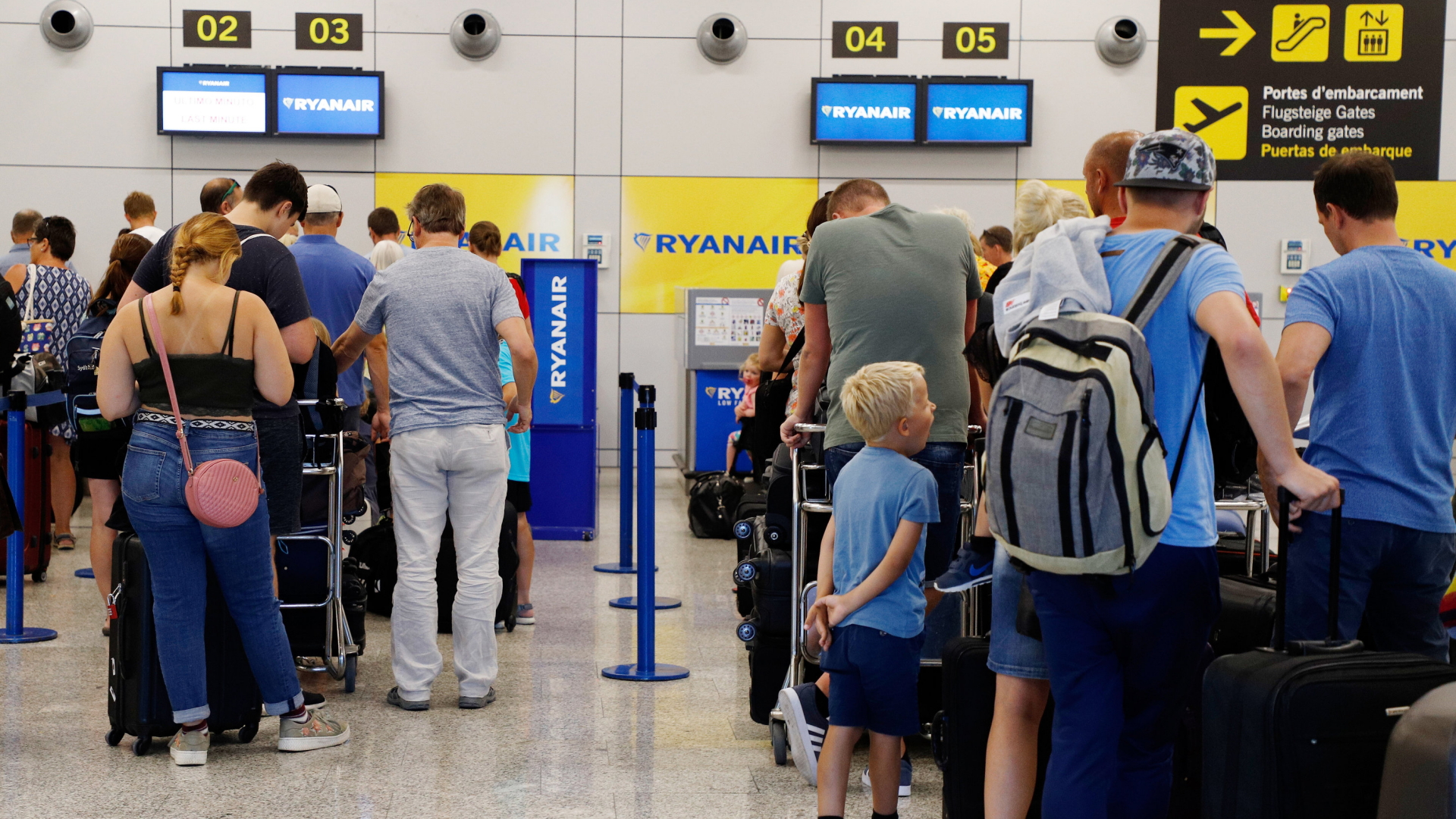 Fluggäste am Schalter von Ryanair in Palma de Mallorca | dpa