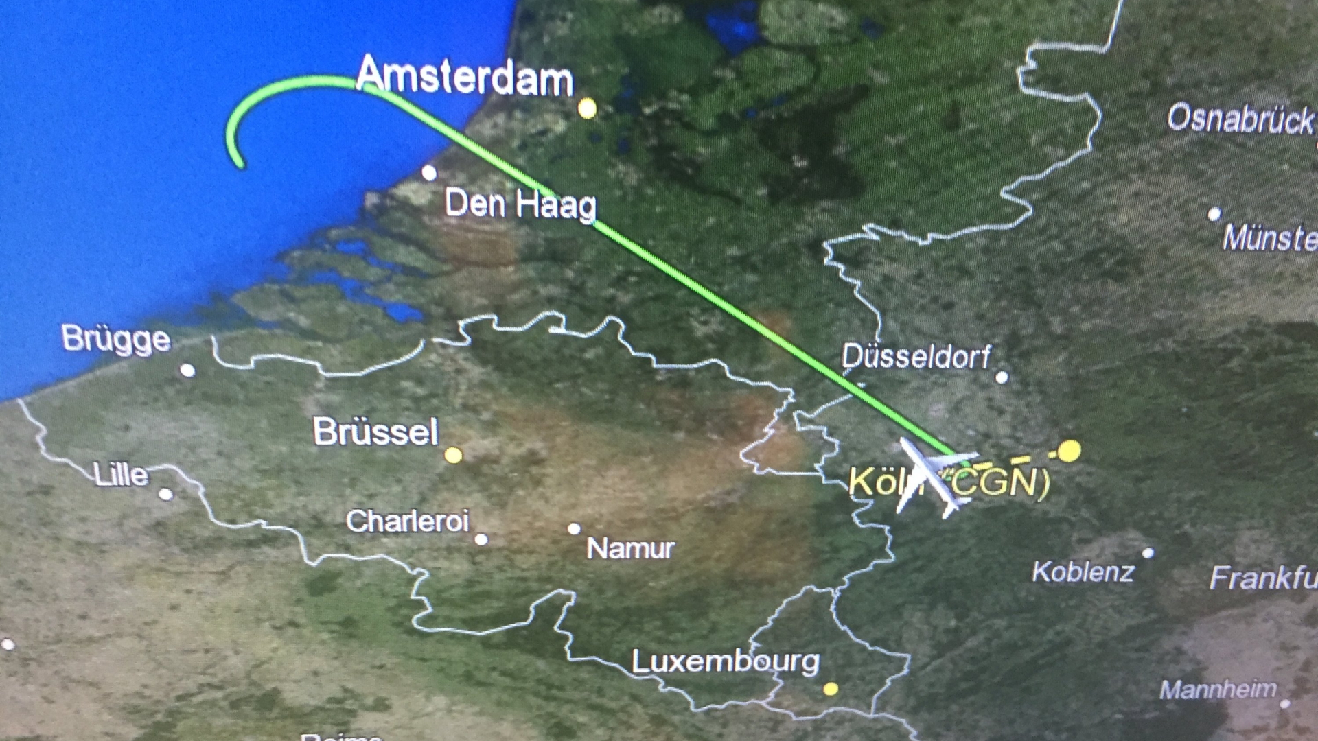 Das Bild zeigt auf einem Monitor im Kanzler-Airbus "Konrad Adenauer" die geänderte Flugroute der Kanzler-Flugmaschine mit der Kanzlerin an Bord.  | dpa