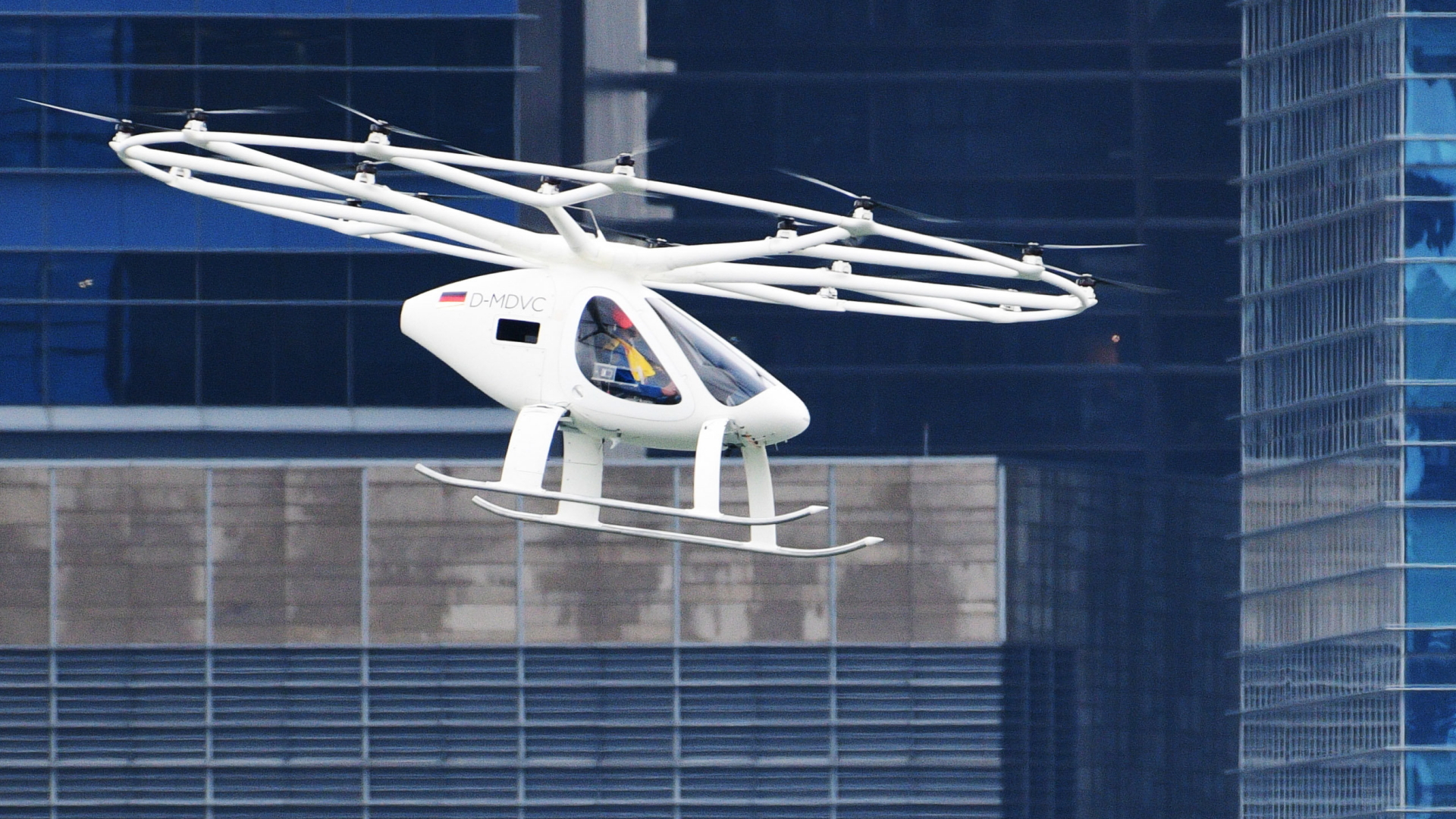 Ein Volocopter fliegt in Singapur | dpa
