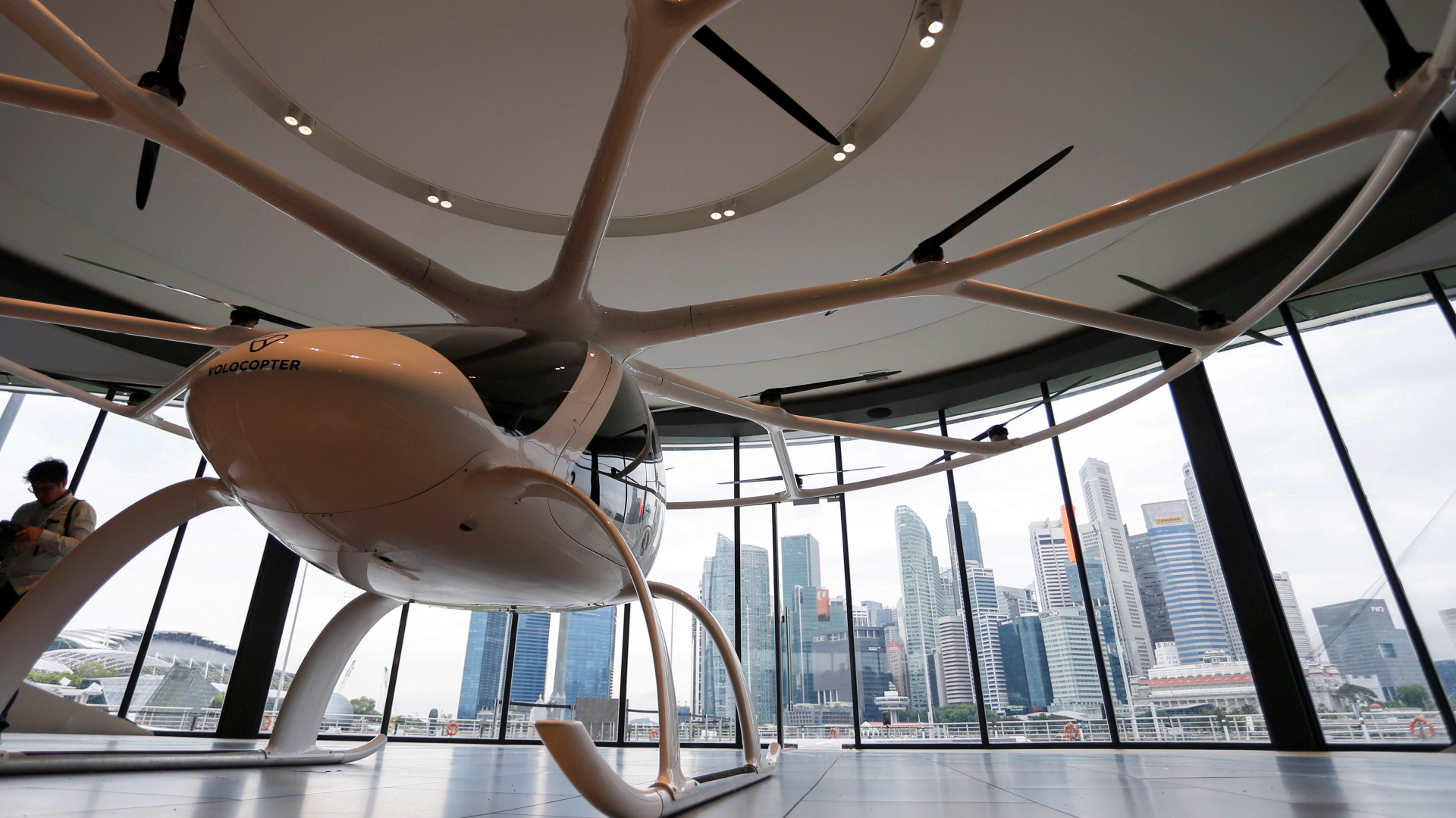 Ein Volocopter fliegt in Singapur | REUTERS