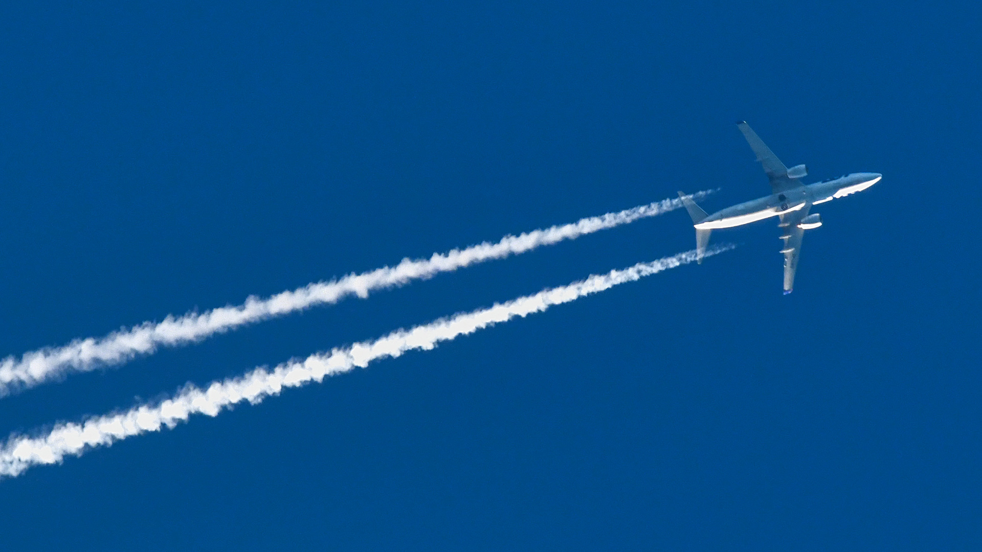 Ein Flugzeug mit Kondensstreifen am blauen Himmel  | dpa