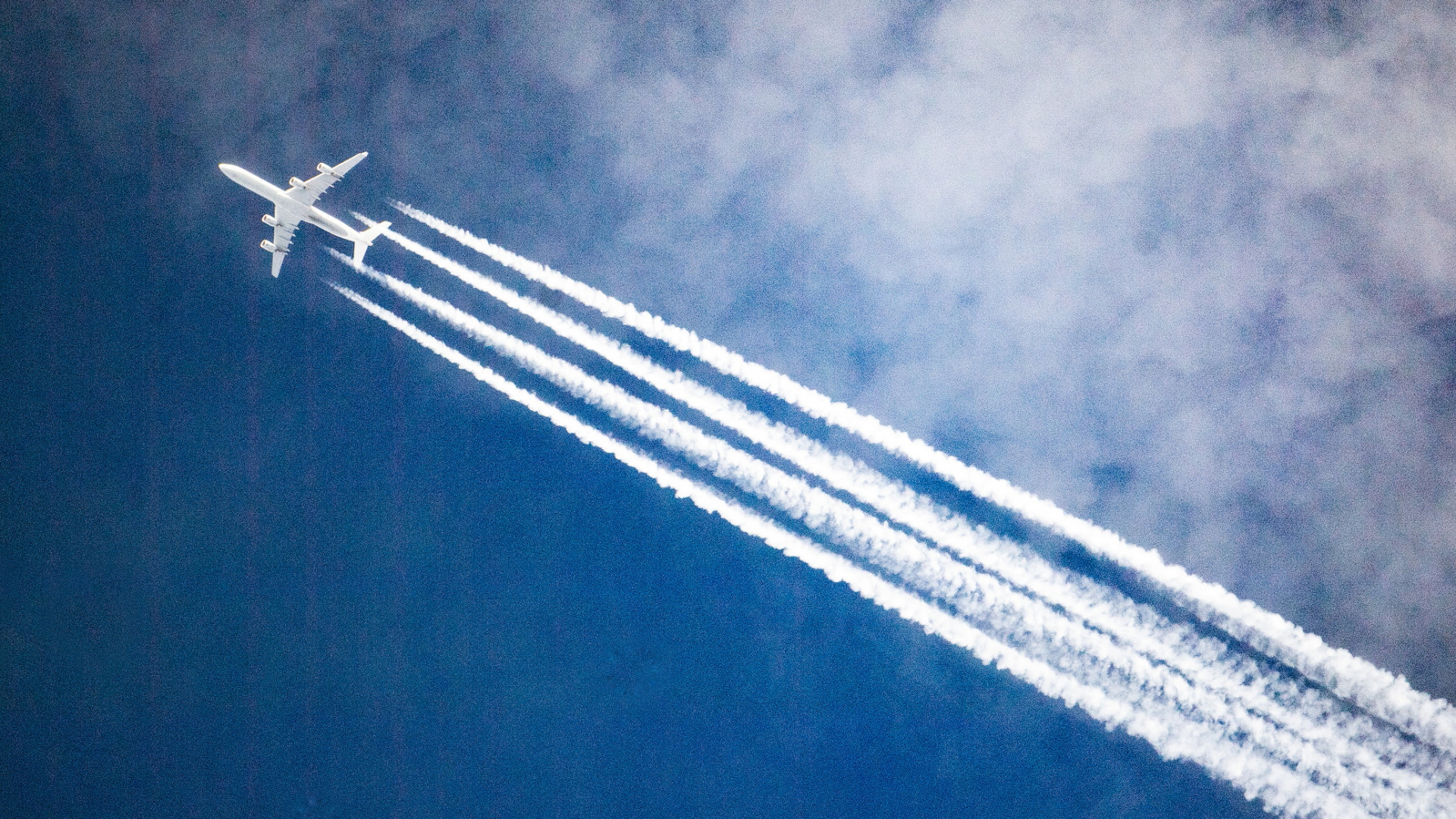 Ein Passagierflugzeug zieht Kondensstreifen am Himmel | dpa
