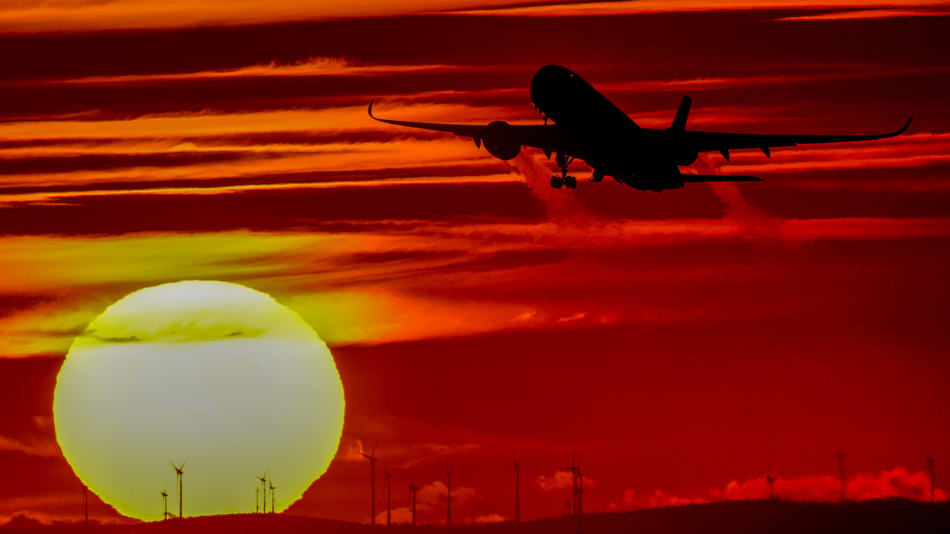 Passagierflugzeug startet in Richtung der untergehenden Sonne | AP