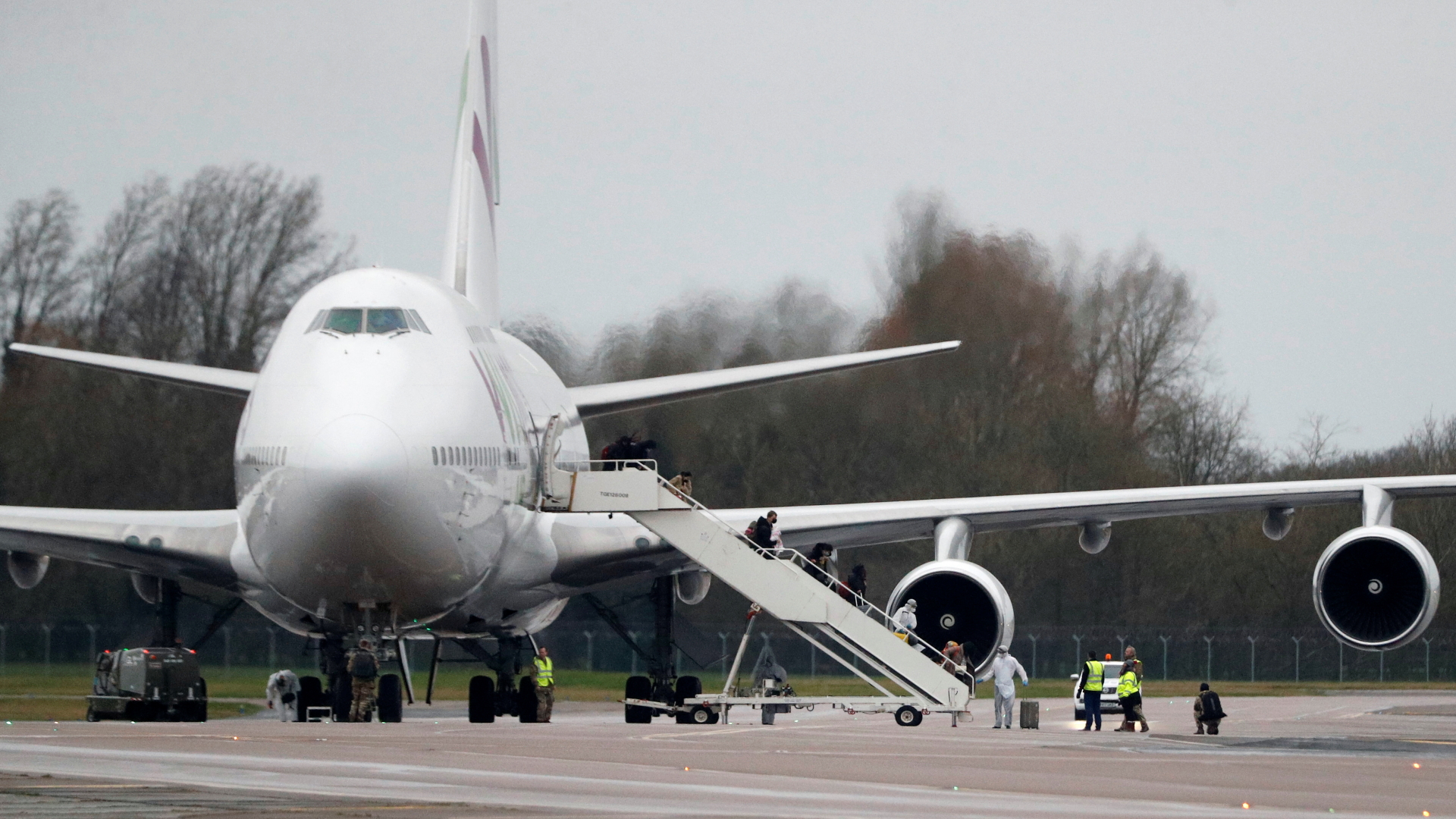 Passagiere aus China steigen aus einem Flugzeug auf dem Militärflughafen RAF Brize Norton nahe Oxford aus. | REUTERS