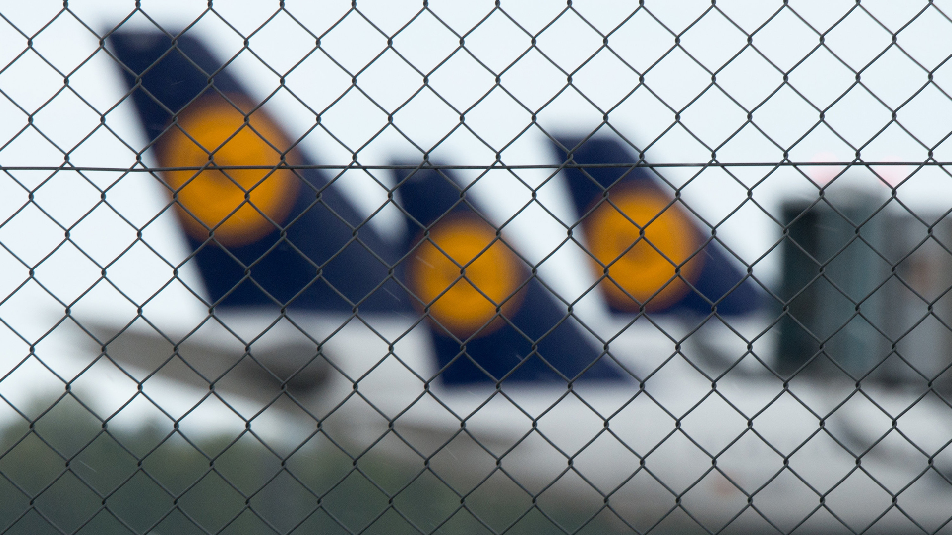 Lufthansa Flugzeuge hinter Absperrung | Bildquelle: dpa