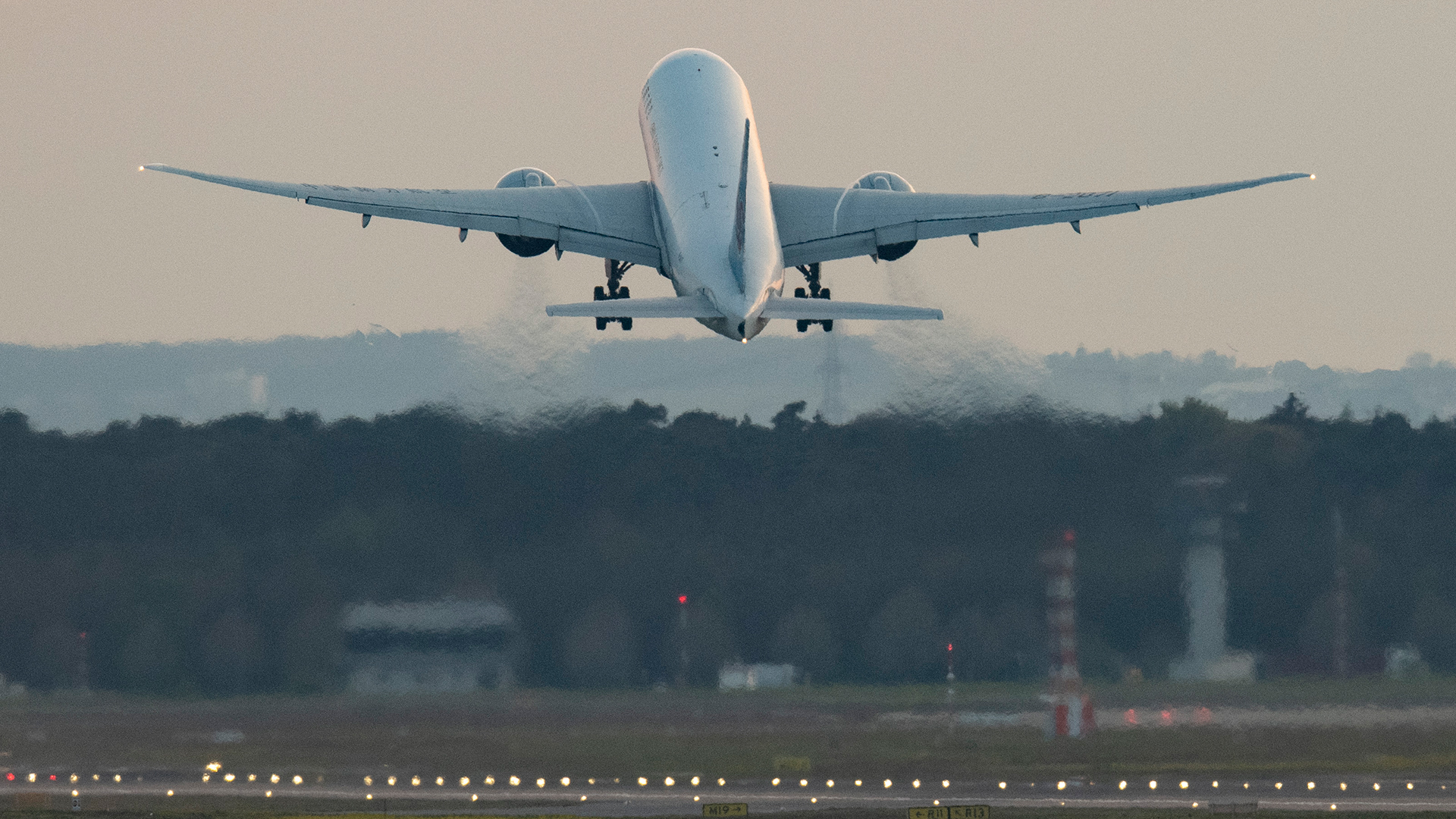 Eine Passagiermaschine startet vom Flughafen Frankfurt. | dpa