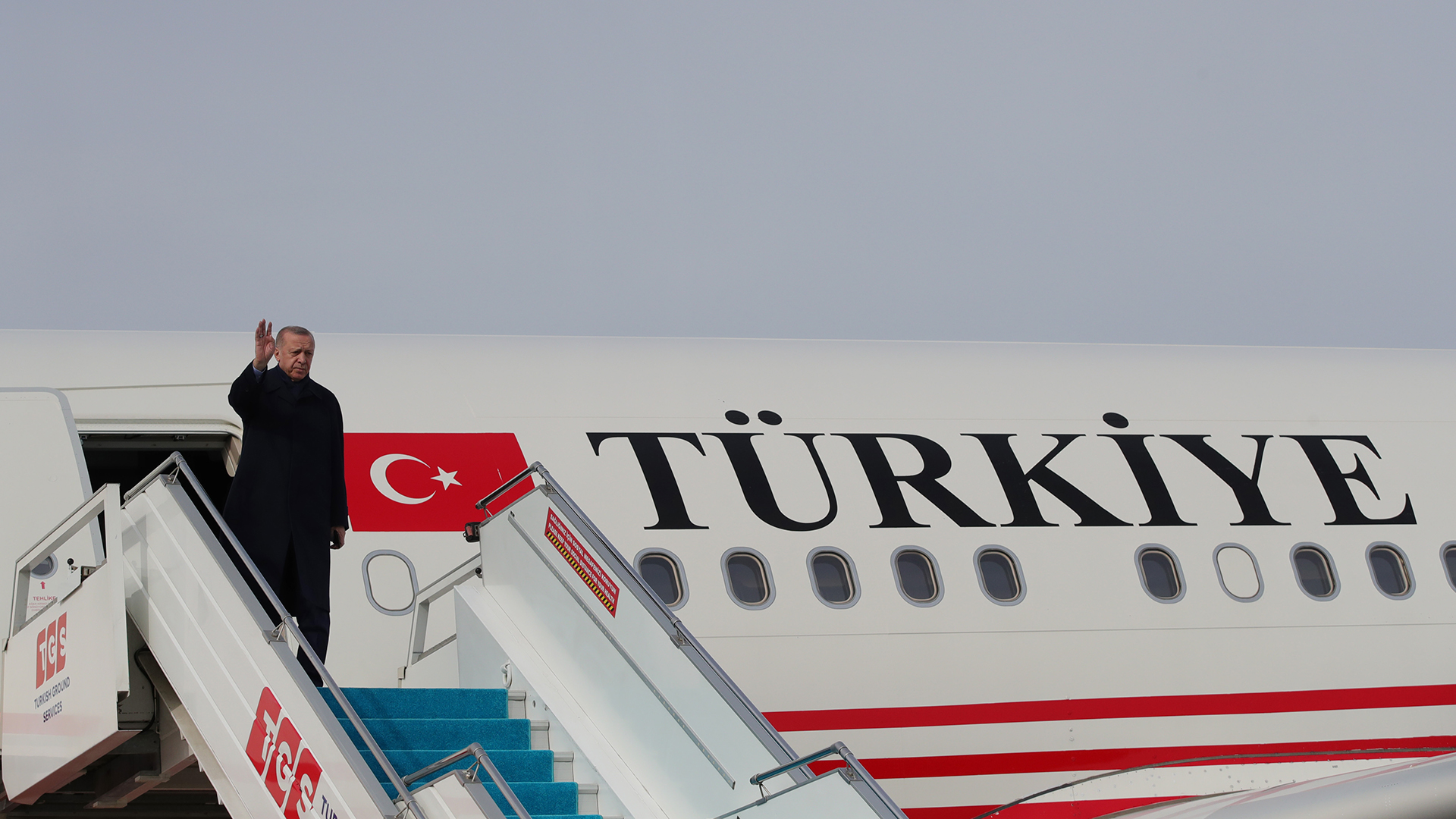 Recep Tayyip Erdogan  auf der Treppe eines Flugzeugs mit der Aufschrift Türkiye | picture alliance / AA