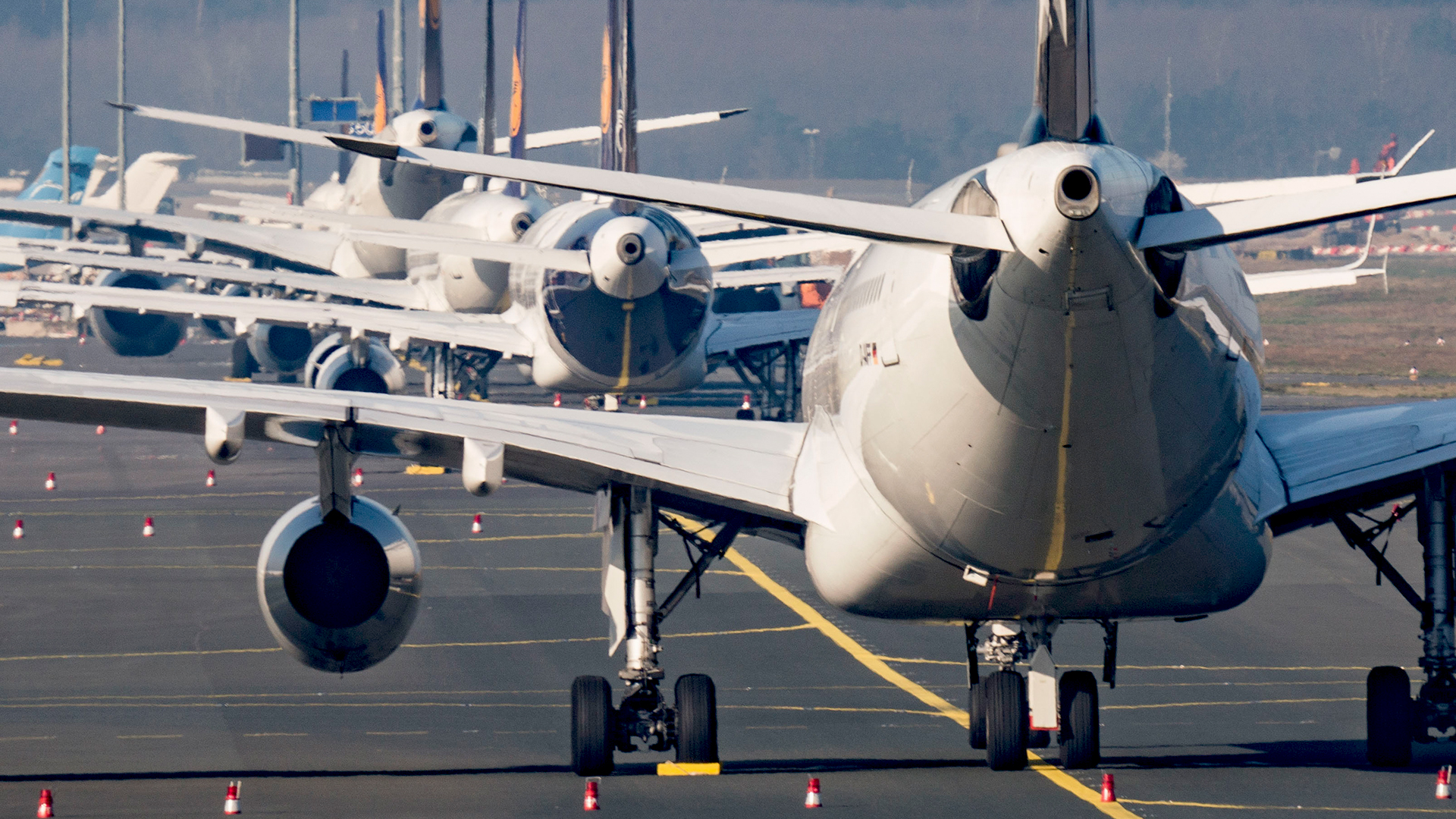 Flugzeuge der Lufthansa stehen geparkt auf den Frankfurter Flughafen. | dpa