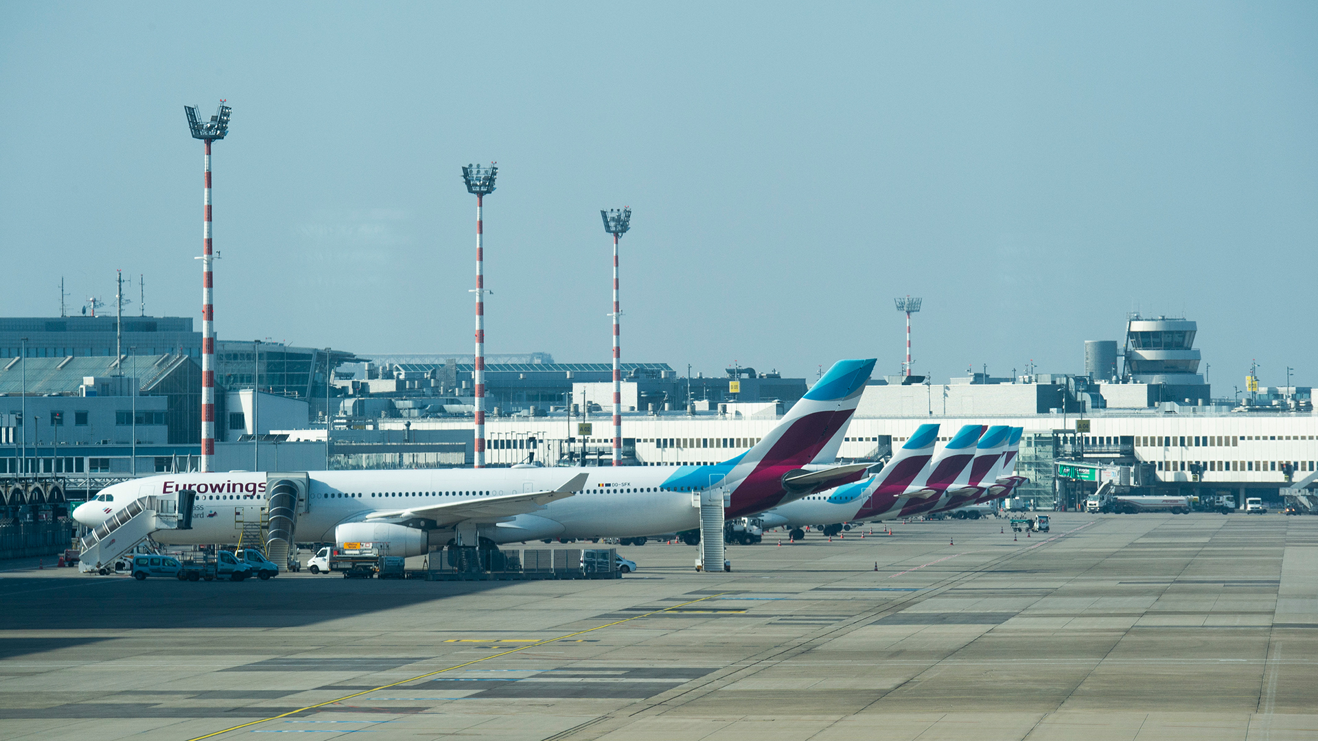 Blick auf das Vorfeld auf dem Flughafen Düsseldorf - mehrere Flugzeuge der Eurowings stehen wegen am Boden. (Archivbild 2020) | picture alliance / SvenSimon