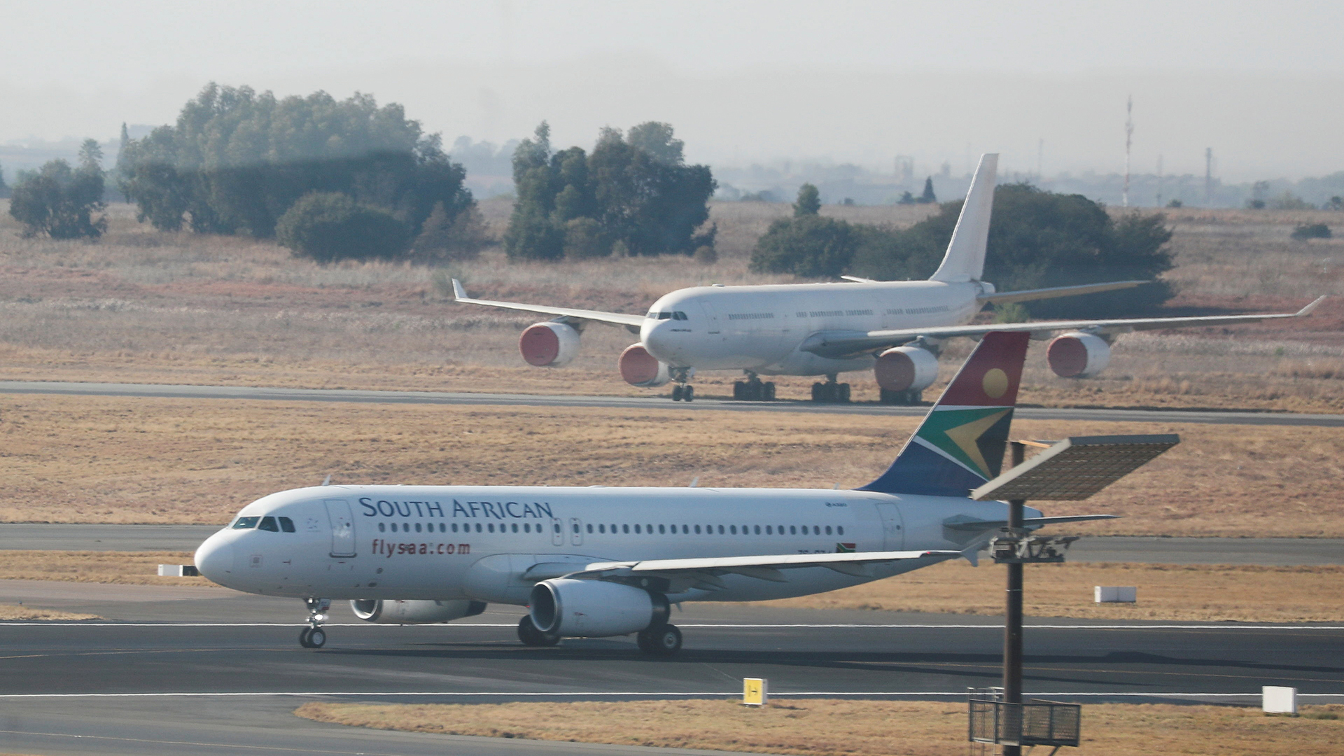 Fluzeuge sind amTambo International Airport in Johannesburg zu sehen. | REUTERS
