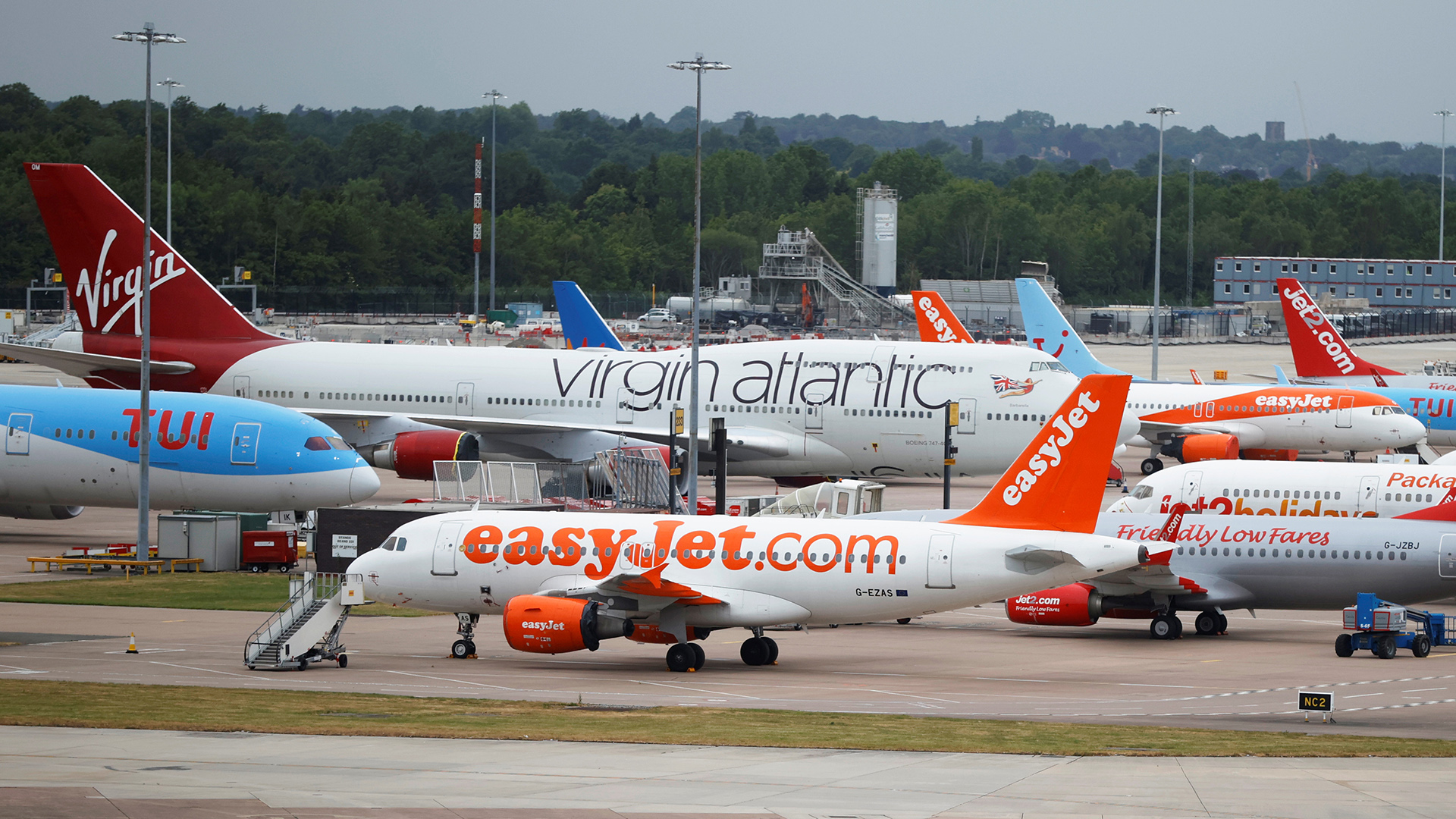 Flugzuege von Easyjet, Virgin Atlantic und TUI Airways auf dem Flughafen von Manchester