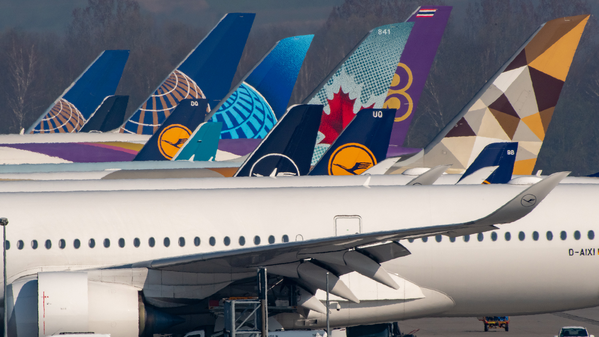 Flugzeuge stehen nebeneinander auf dem Flughafen in München. | dpa