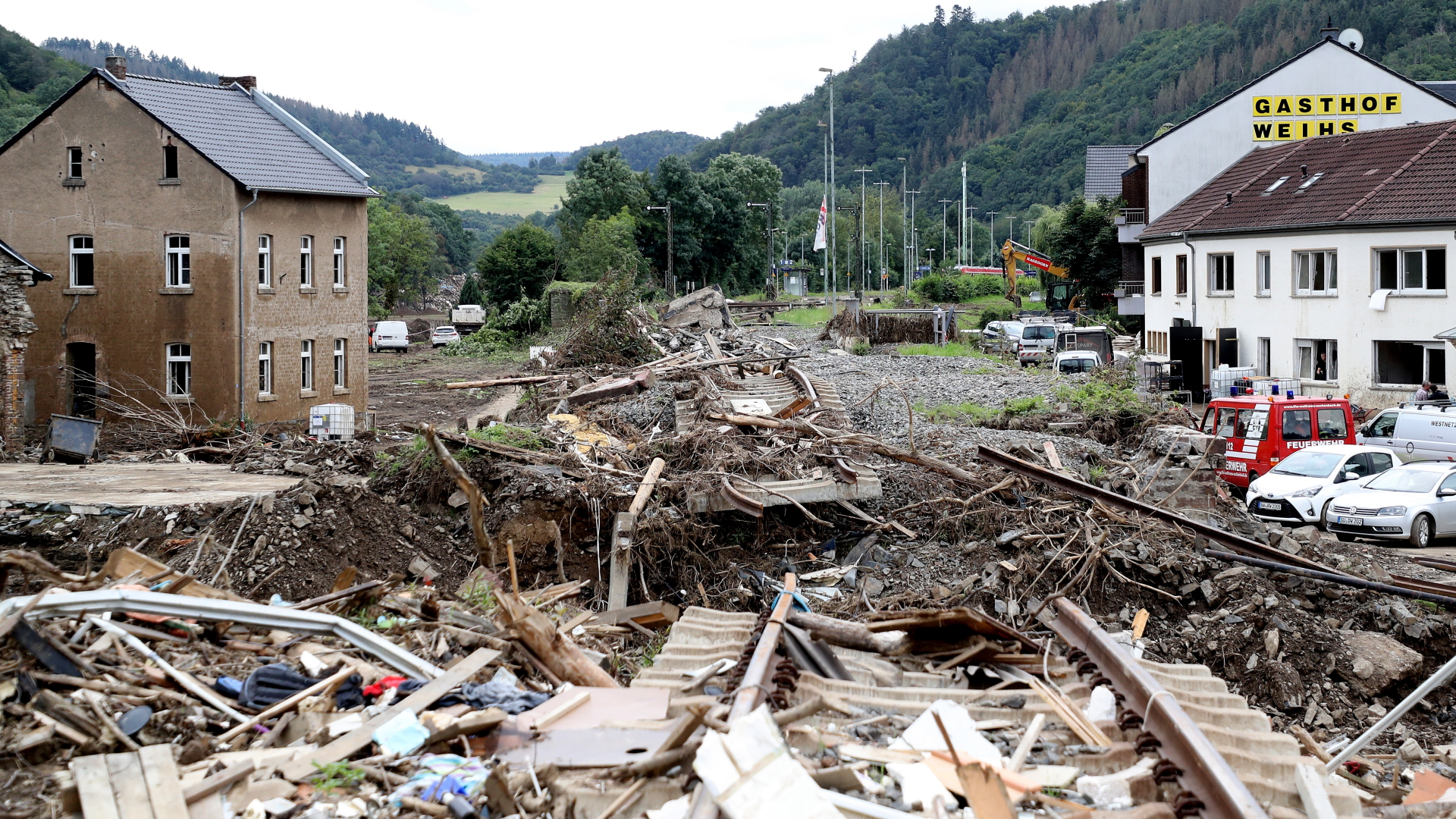 In Altenahr türmt sich fünf Wochen nach der Flutkatastrophe der Müll | EPA