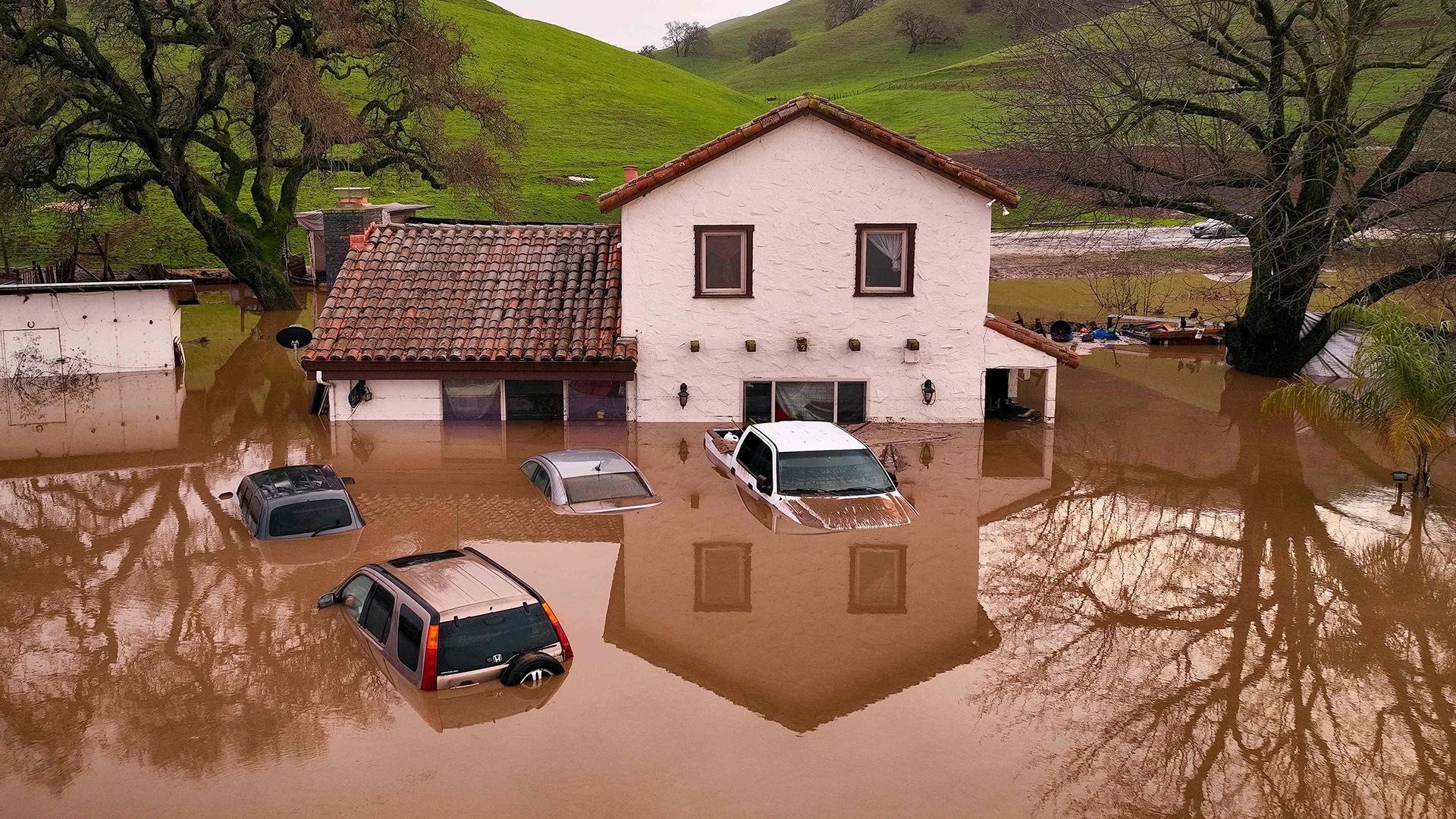 Teilweise überflutetes Haus und Autos in Gilroy, Kalifornien | AFP