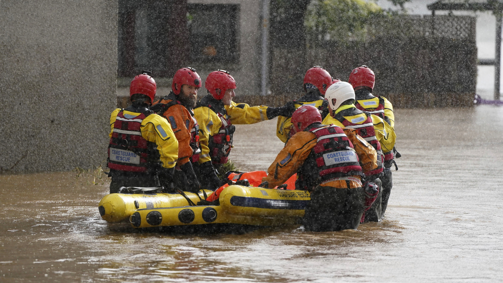 Rettungskräfte fahren mit einem Schlauchboot durch eine überflutete Straße in Brechin, Schottland