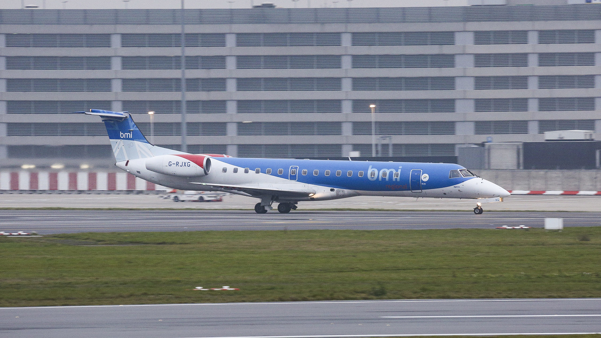 Ein BMI Embraer ERJ145 kam nach der Landung auf dem Flughafen Bristol. | picture alliance / NurPhoto