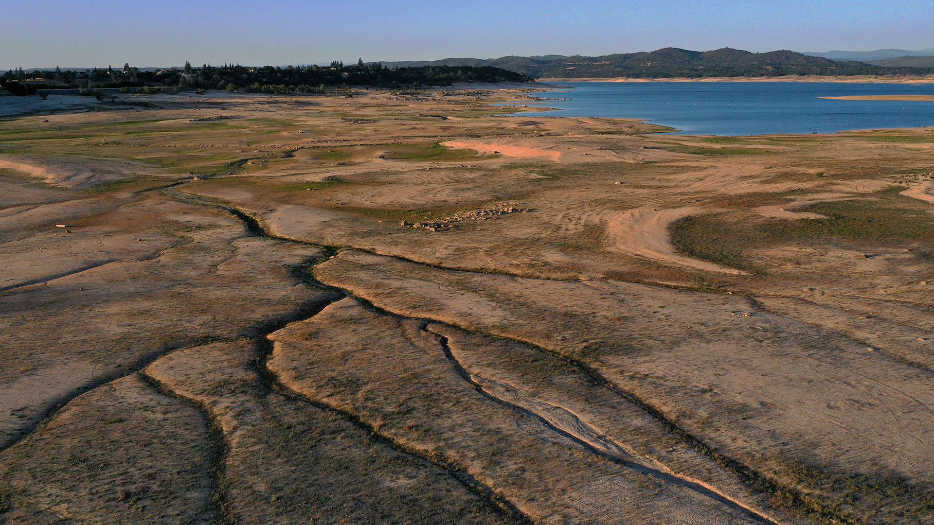 In einer Luftaufnahme ist der niedrige Wasserstand des Folsom Lake in Granite Bay (Kalifornien, USA) zu sehen.