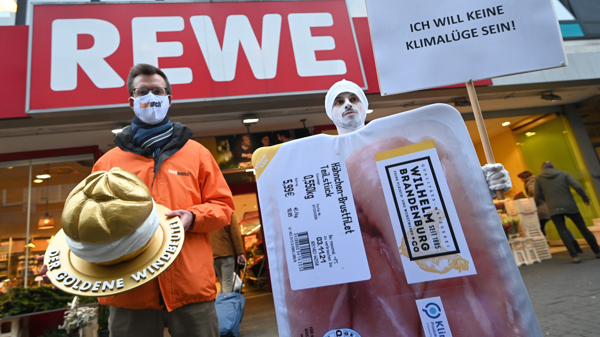 Aktivist:innen von foodwatch überreichen dem Handelsunternehmen Rewe den Negativpreis Goldenen Windbeutel 2021. | obs