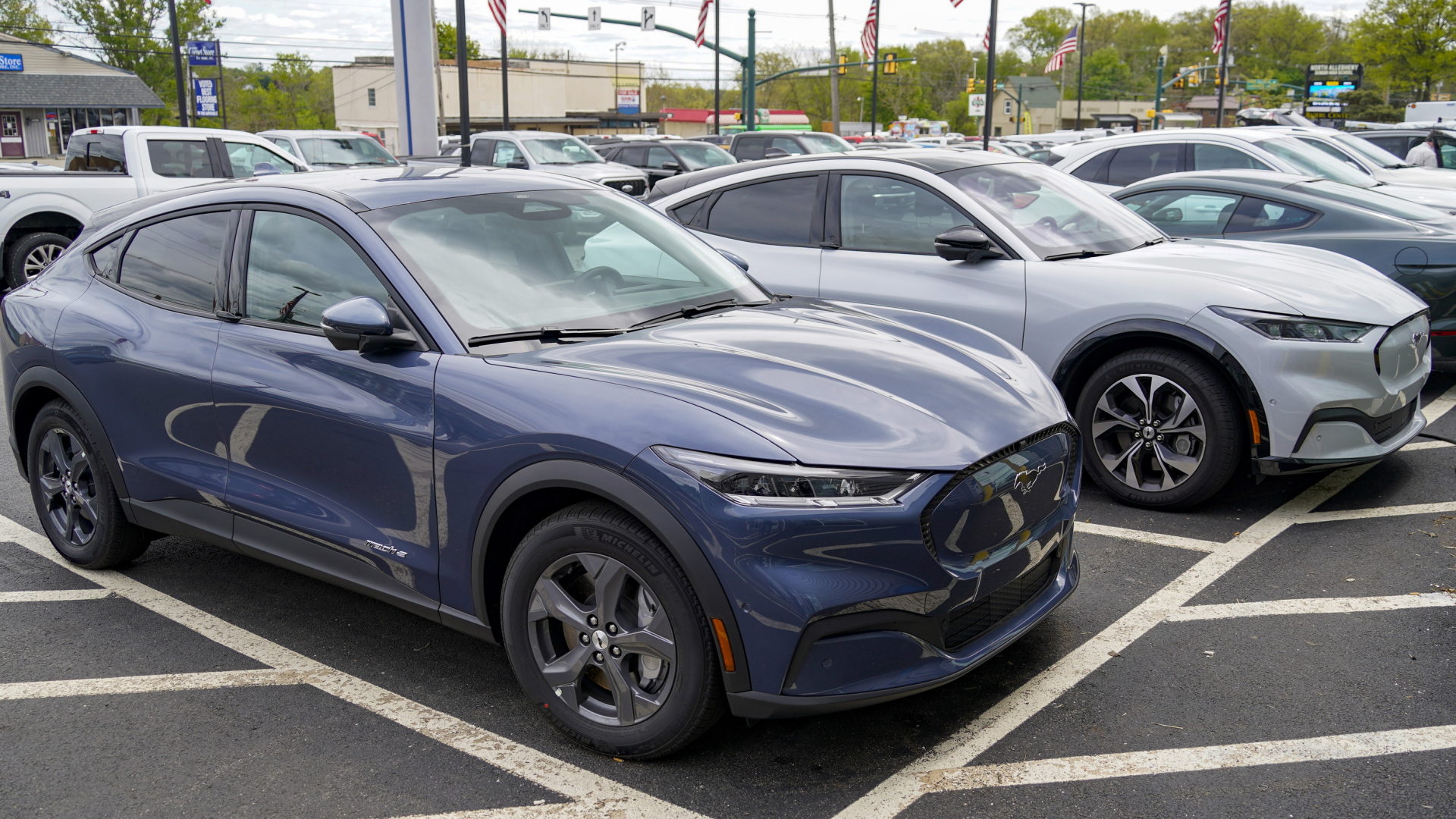 Mehrere Modelle des Ford Mustang stehen auf dem Parkplatz eines US-Autohändlers in Wexford, Pennsylvania. | AP