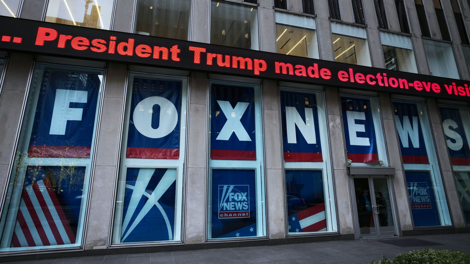 Eine Schlagzeile über Präsident Donald Trump wird vor den Fox-News-Studios in New York gezeigt. (Aufnahme vom 28. November 2018) | AP