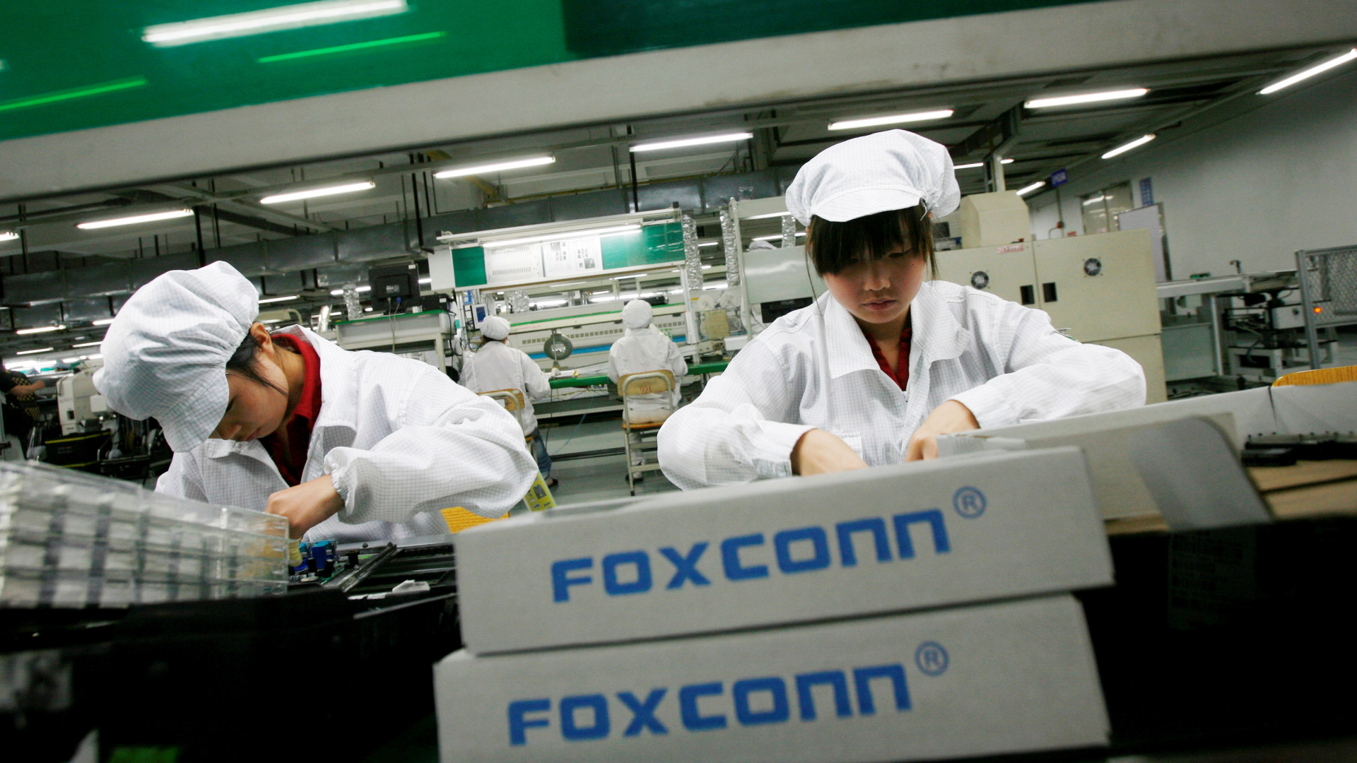 Foxconn-Mitarbeiterinnen in der Fabrik in Longhua. | REUTERS