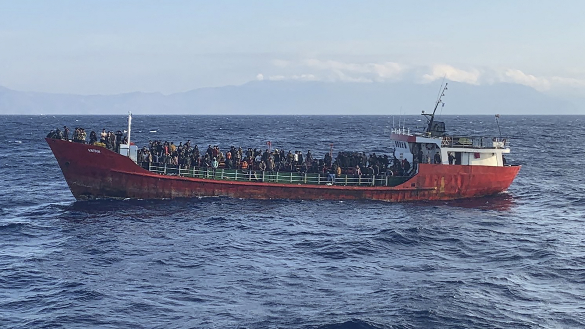 Archivbild: Migranten an Bord eines havarierten Frachters vor der griechischen Ägäis-Insel Kreta. | AFP