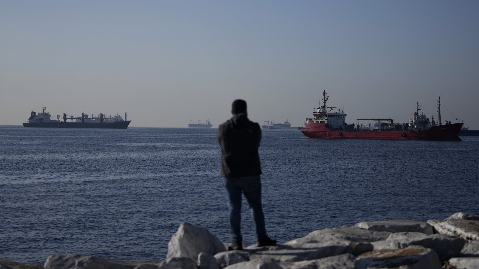 Ein Mann blickt auf wartende Schiffe in der Bosporusstraße | dpa