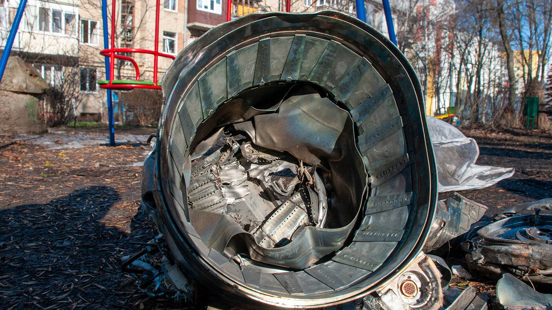 Fragmente eines Flugkörpers liegen neben Wohnhäusern in Charkiw. | picture alliance/dpa/AP
