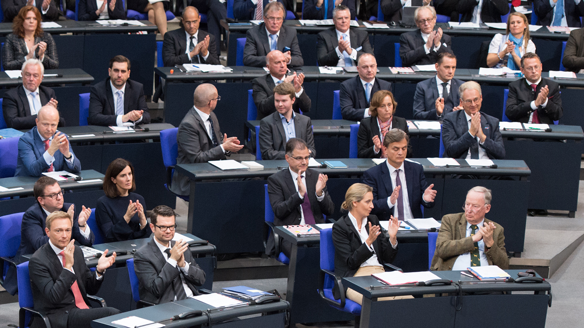 Teile der FDP- und AfD-Fraktionen bei der konstituierenden Sitzung des Bundestags am 24. Oktober 2017 | picture alliance / SvenSimon