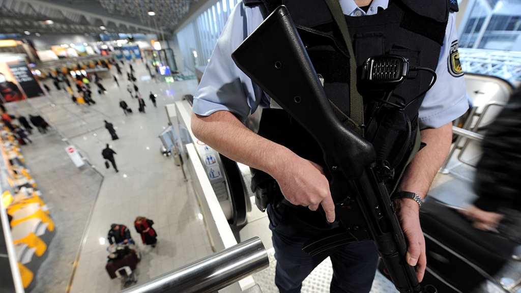 Ein Beamter der Bundespolizei steht mit MP 5 in der Abflughalle von Terminal 1 des Flughafens in Frankfurt am Main.