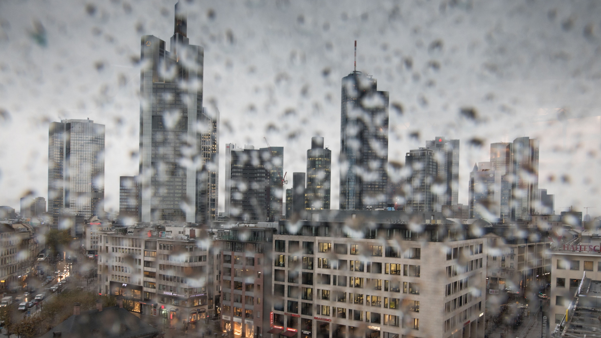 Frankfurt am Main, betrachtet durch eine mit Regentropfen behangene Scheibe