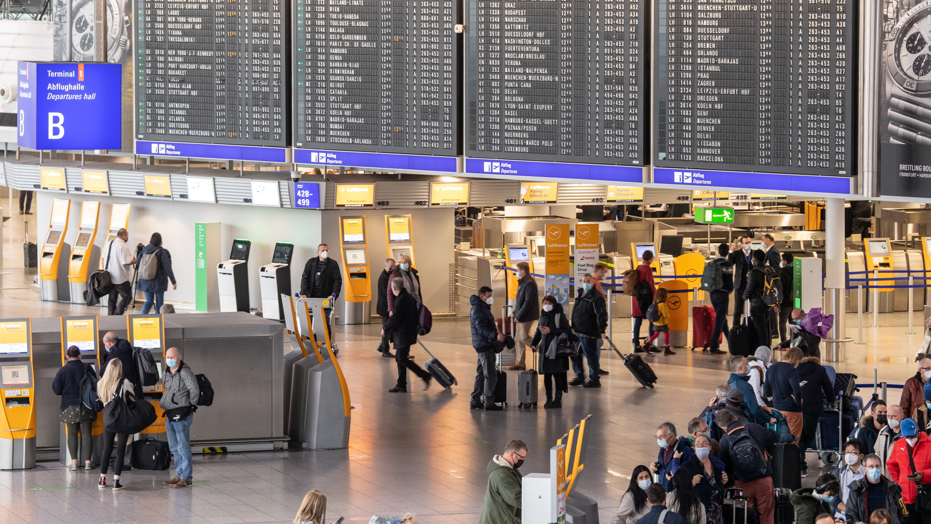 Passagiere am Flughafen Frankfurt  | dpa