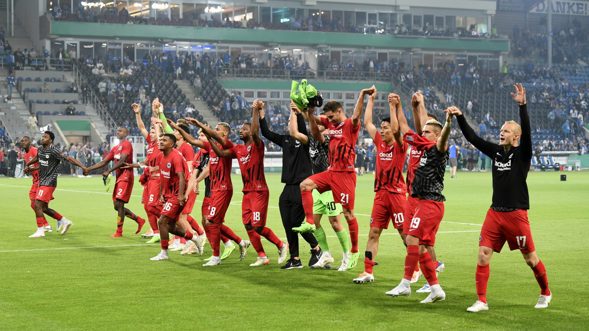 Die Mannschaft von Eintracht Frankfurt jubelt nach ihrem Sieg im DFB-Pokal über Magdeburg. | REUTERS