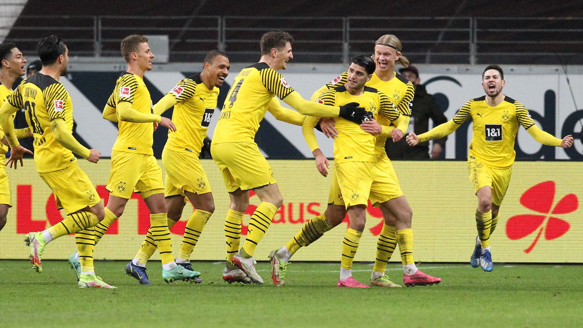 Dortmund bejubelt den 3:2-Siegtreffer durch Dahoud | AFP