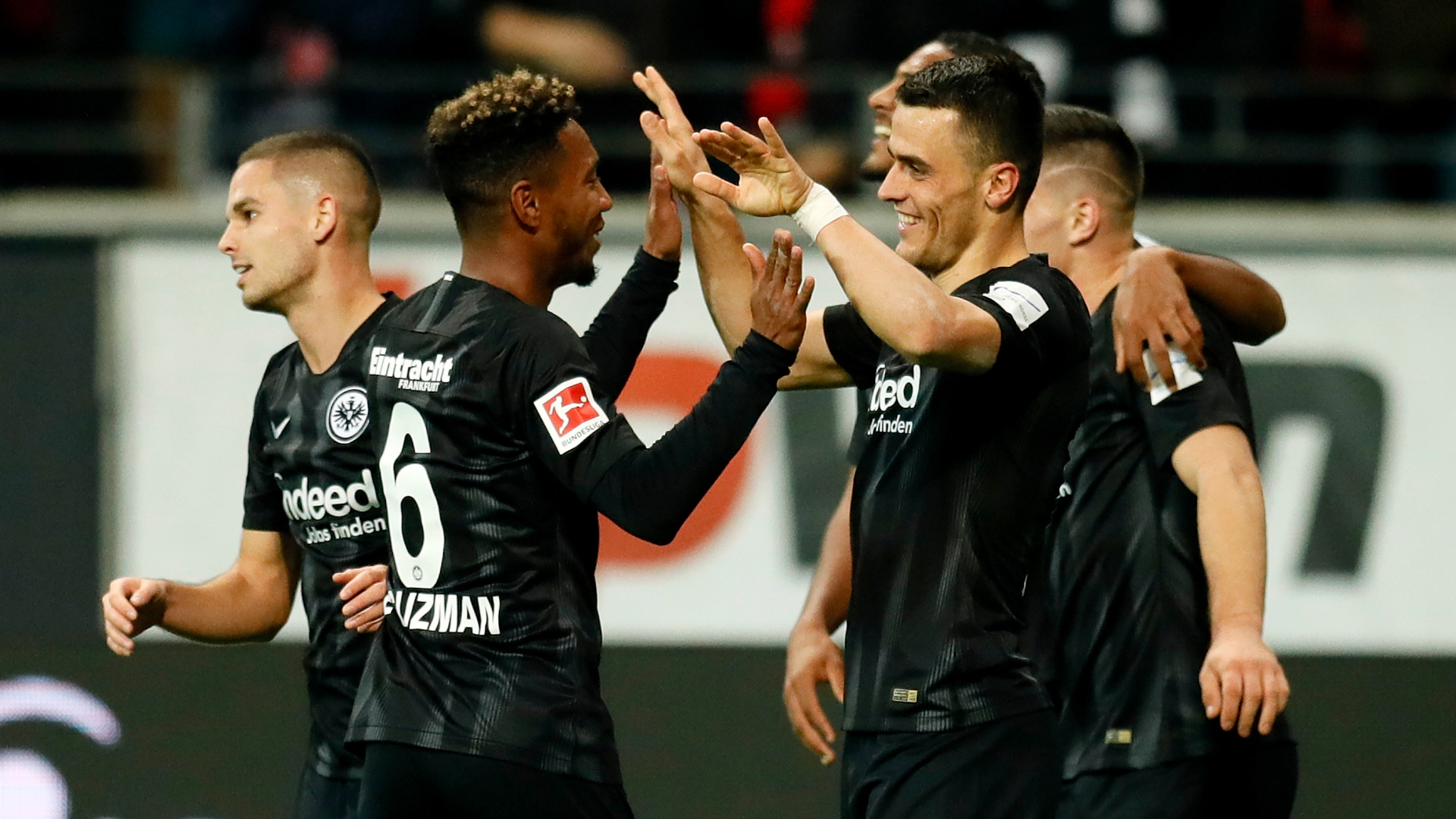 Spieler von Eintracht Frankfurt feiern ein Tor gegen Fortuna Düsseldorf | Bildquelle: RONALD WITTEK/EPA-EFE/REX/Shutte