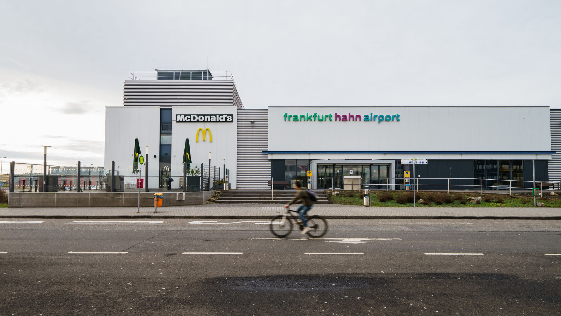 Ein Radfahrer fährt am Terminal des Frankfurt Hahn Airport vorbei.