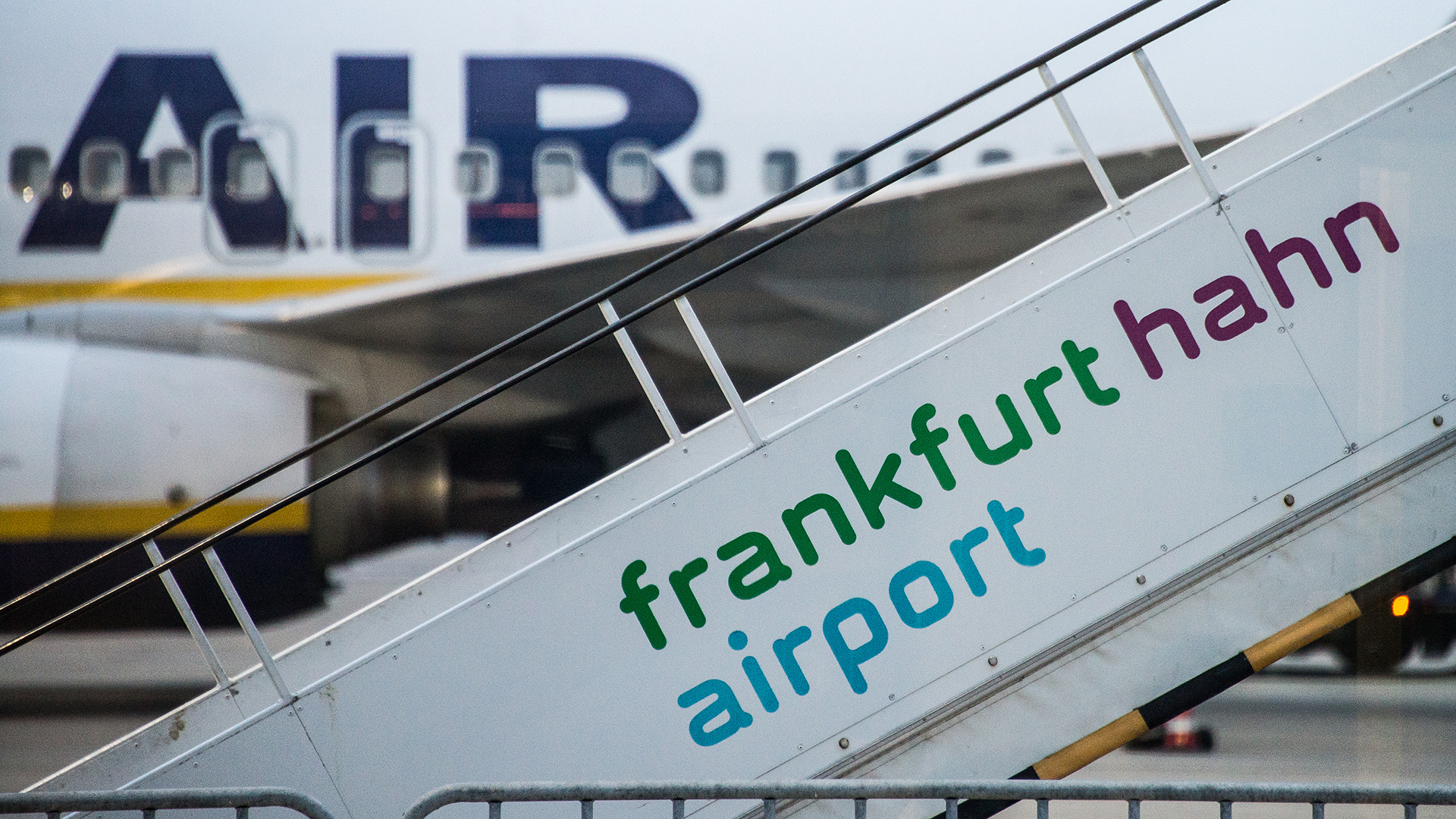 Eine Gangway mit der Aufschrift "frankfurt hahn airport" steht auf dem Rollfeld des Flughafens Hahn. | dpa
