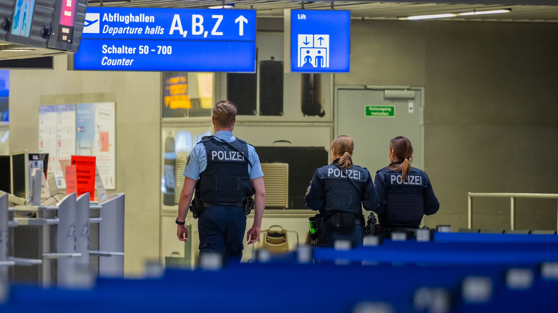 Polizisten am Flughafen von Frankfurt | dpa