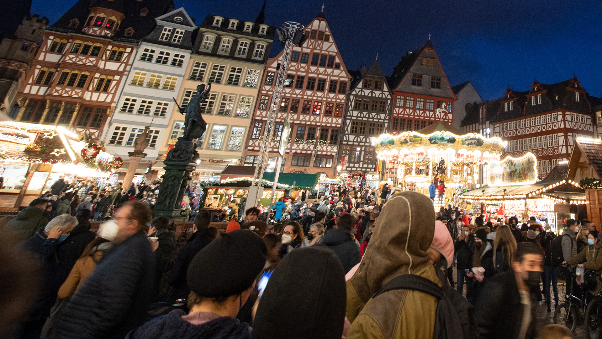  Besucher auf dem Weihnachtsmarkt auf dem Römerberg in Frankfurt am Main. | dpa