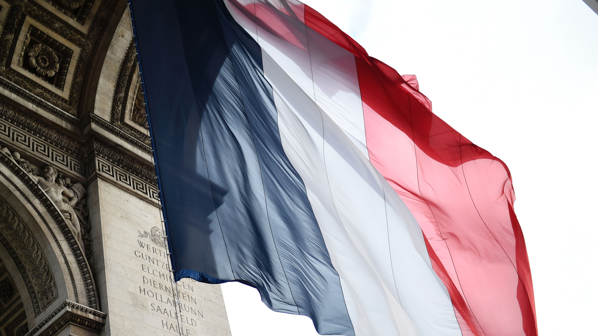 Französische Fahne am Arc de Triomphe | Bildquelle: AFP