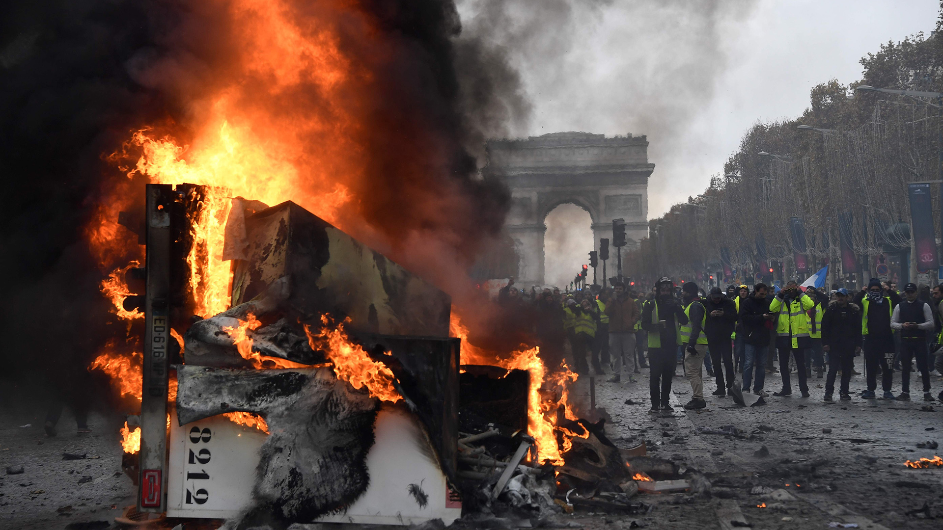 Brennender Transporter und Demonstranten in gelben Westen  | Bildquelle: AFP