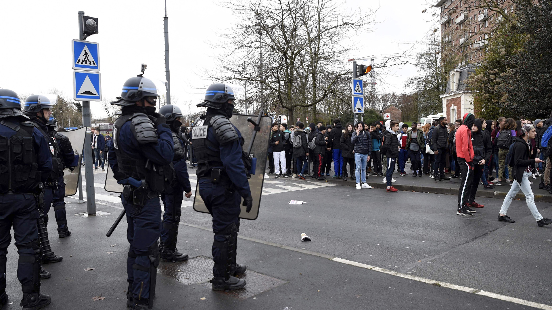 Schüler und Polizei stehen sich bei Protesten in Lille gegenüber | Bildquelle: AFP