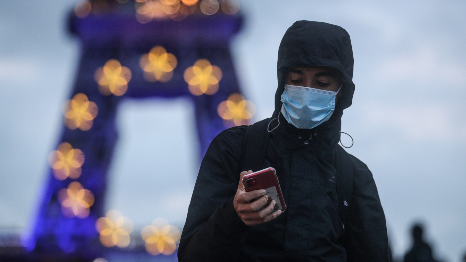 Ein Mann mit Mund-Nasen-Schutz vor dem Eiffelturm | EPA