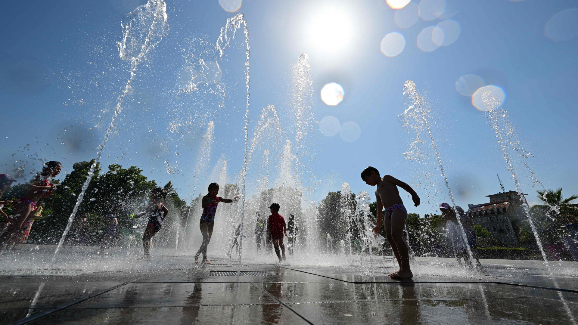 Kinder spielen im französischen Kolmar in einem Brunnen | AFP
