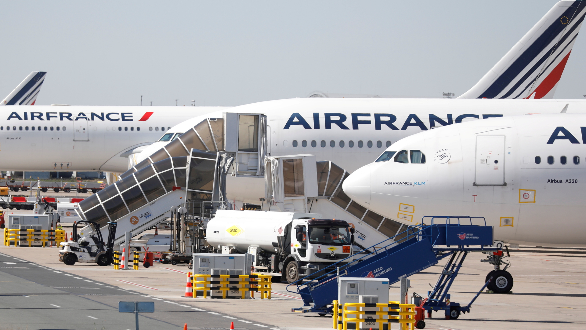 Auf einem Rollfeld stehen drei Maschinen der Fluggesellschaft Air France. | REUTERS