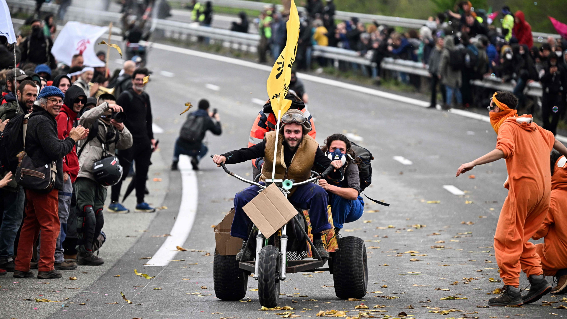 Tausende demonstrieren gegen geplanten Autobahnbau in Frankreich