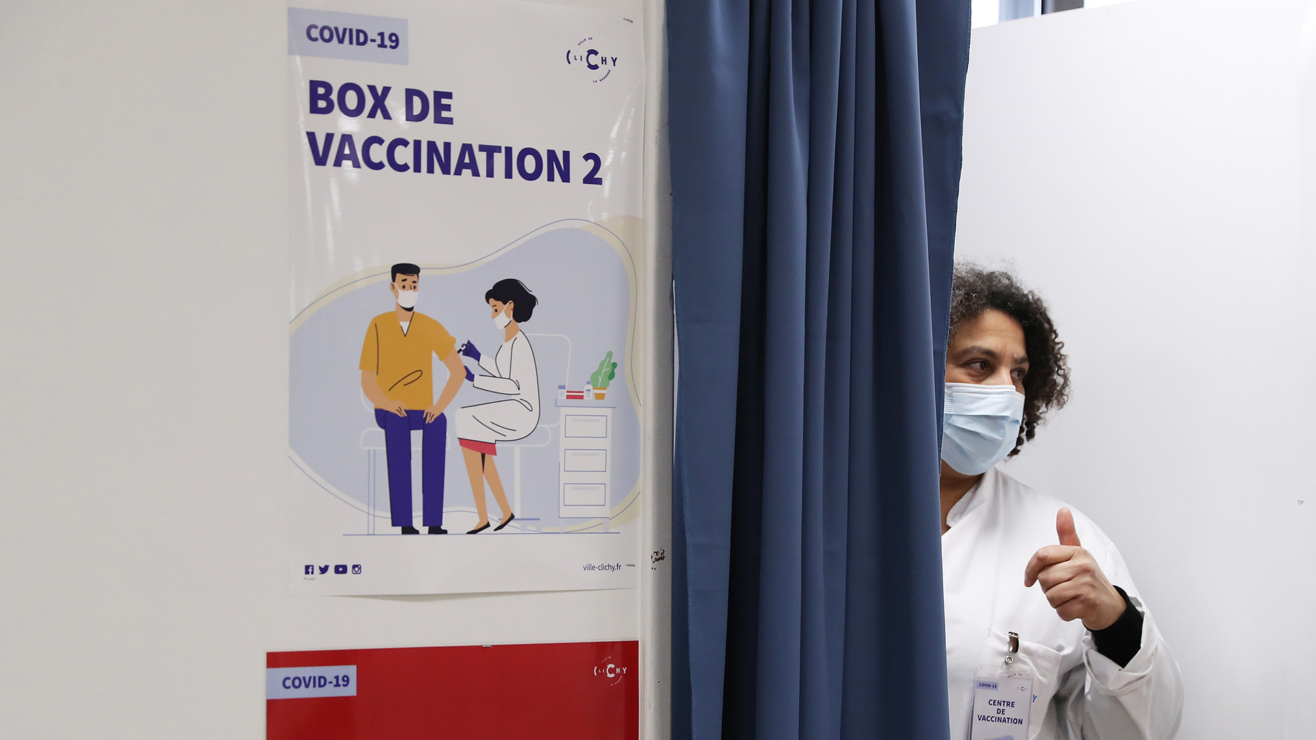 Eine medizinische Mitarbeiterin eines temporären Impfzentrums in Frankreich | picture alliance/dpa/XinHua