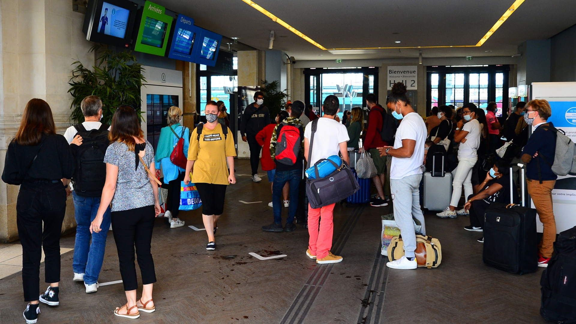 Reisende im Bahnhof von Bordeaux warten auf ihre Weiterfahrt. | AFP