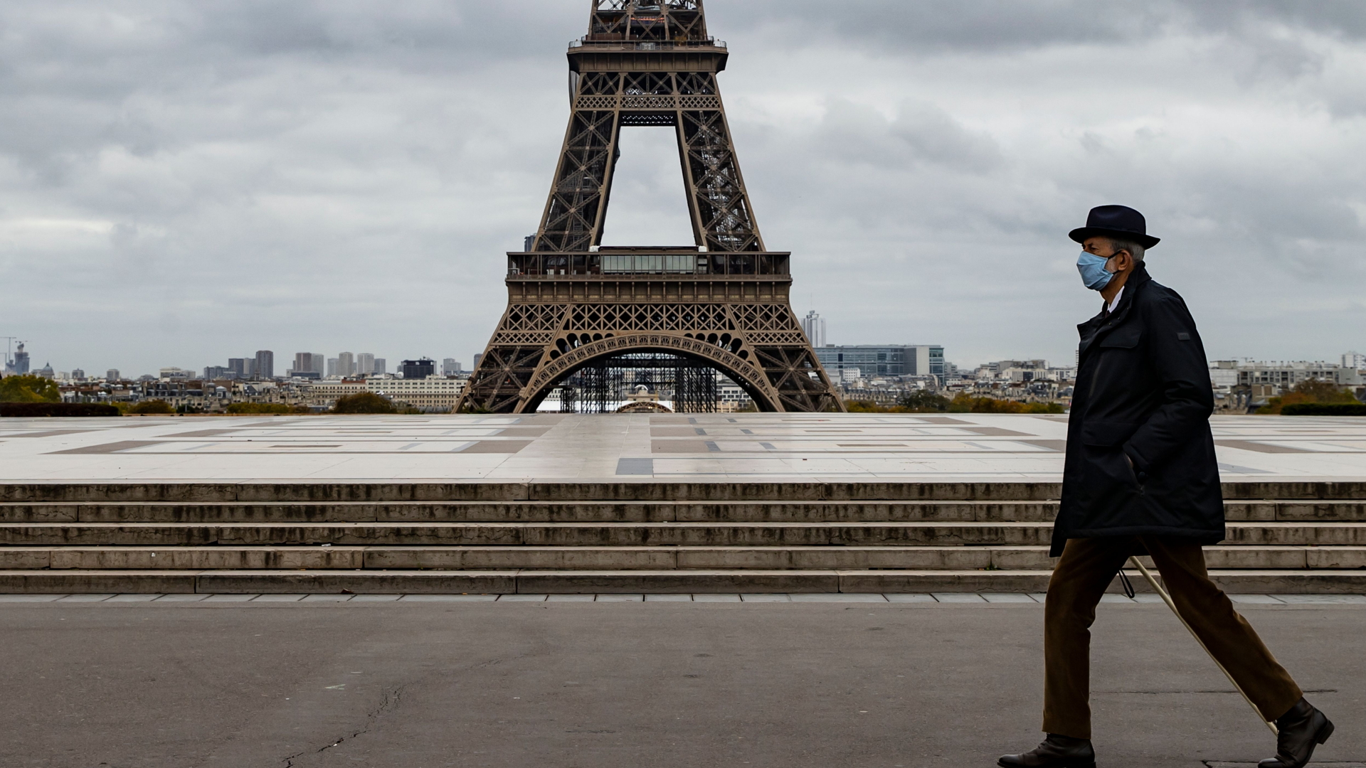 Ein Mann mit Mund-Nasen-Schutz vor dem Hintergrund des Eiffelturms in Paris. | IAN LANGSDON/EPA-EFE/Shutterstoc