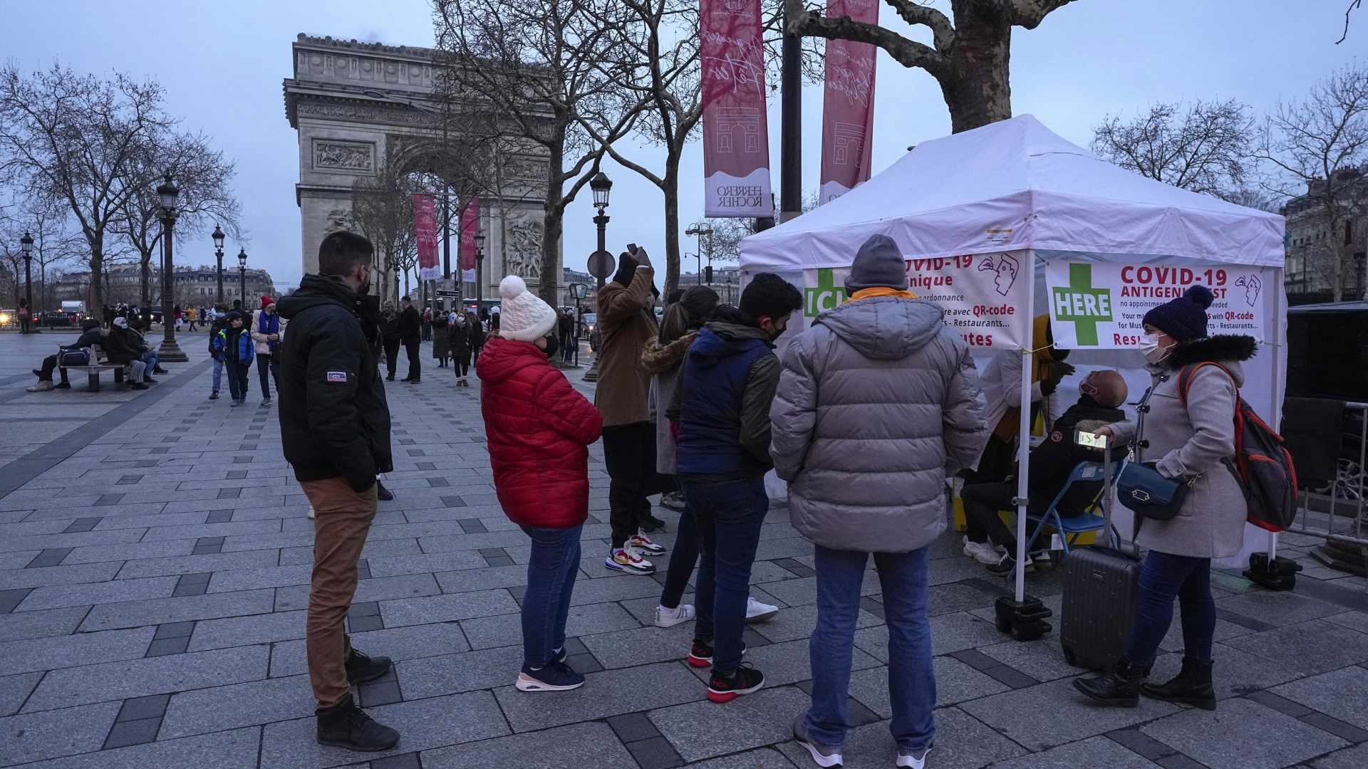 Auf den Champs Elysees stehen Menschen für einen Corona-Schnelltest an | AP